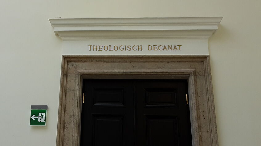 Eingang zum Dekanat der Katholisch-Theologischen Fakultät im Hauptgebäude der Universität Wien © Agnes Leyrer